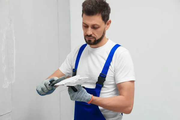 Professional Worker Putty Knives Plaster Wall Indoors — Stockfoto