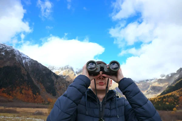 Boy Looking Binoculars Beautiful Mountains — Fotografia de Stock