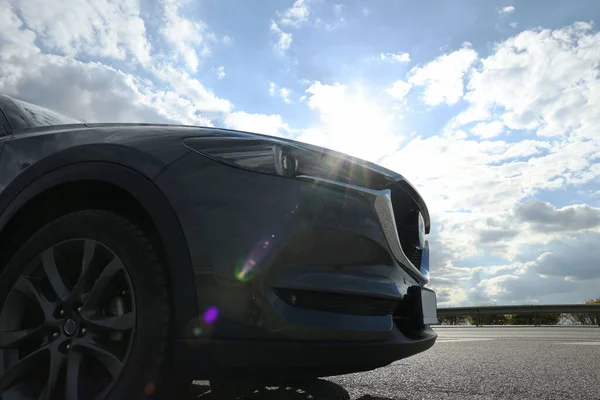 New Black Modern Car Cloudy Sky Sunny Day Closeup — Stockfoto