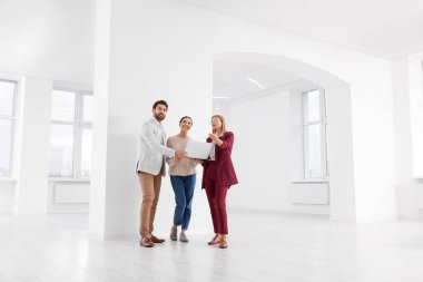 Emlakçı çiftlere yeni bir daire gösteriyor.