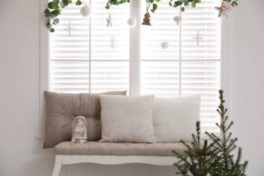 Noel için güzel bir iç mekan, çömleklerle süslenmiş.