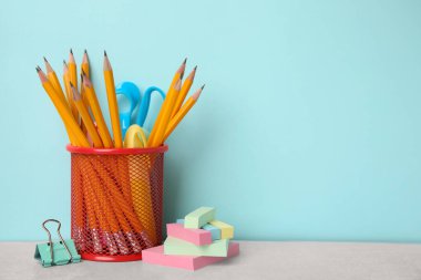 Masada açık mavi arkaplan ve metin için farklı okul kırtasiyesi var. Okula geri dön.