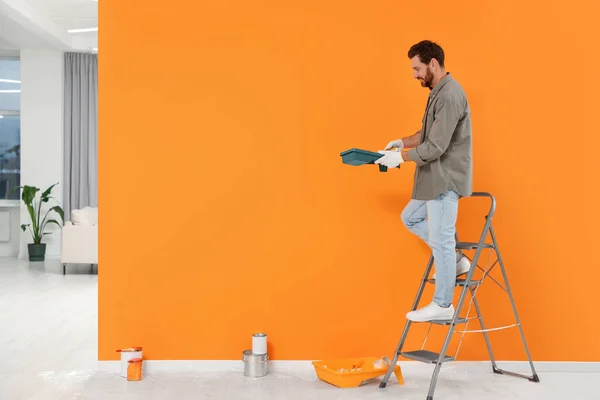 Designer Container Painting Equipment Freshly Painted Orange Wall Indoors Space — Stockfoto