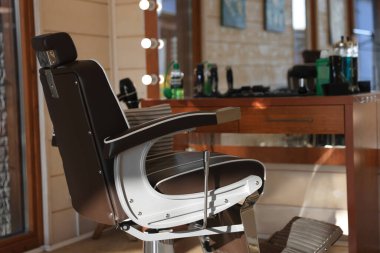 Berber dükkanında profesyonel koltuğu olan şık bir kuaför.