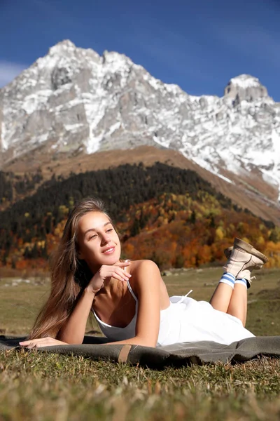 Beautiful Young Woman Relaxing Blanket Mountains — Fotografia de Stock