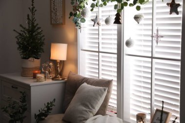 Noel için dekore edilmiş güzel bir oda, köknar saksısıyla.