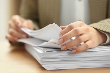 Ofiste masada belgelerle çalışan kadın, yakın çekim