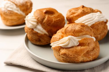 Masada kremalı lezzetli profiteroller, yakın plan.