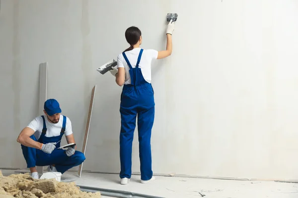 Professional Workers Plastering Wall Putty Knives Indoors — Stockfoto