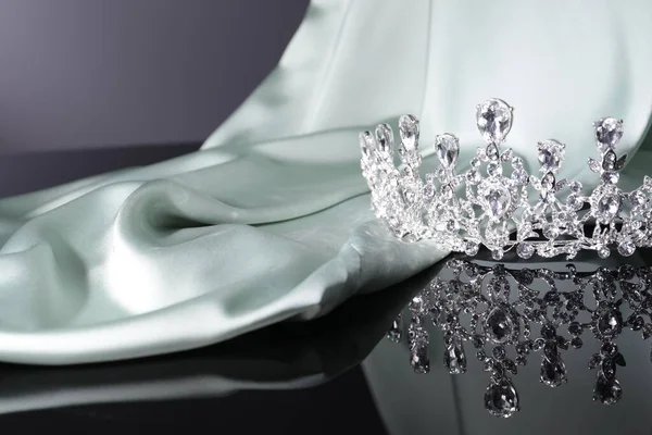 Beautiful Silver Tiara Gems Light Cloth Dark Mirror Surface Space — Fotografia de Stock