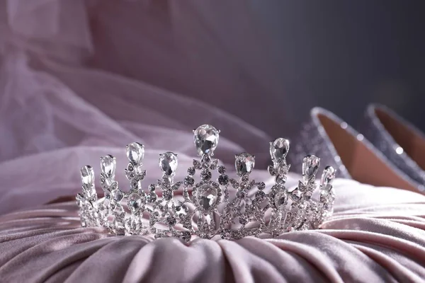 Красива Срібна Тіара Діамантами Легкій Тканині — стокове фото