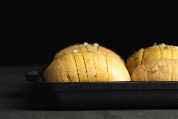 Pommes Terre Hasselback Crues Dans Plat Pâtisserie Sur Une Table — Photo