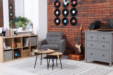 Oturma odası vinil plaklarla dekore edilmiş. İç tasarım