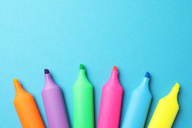 Açık mavi arka planda parlak işaretler, düz yatış. Metin için boşluk