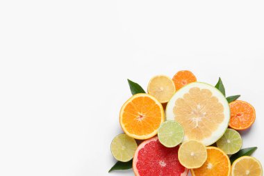 Beyaz arka planda taze yaprakları olan farklı narenciye meyveleri. Metin için boşluk