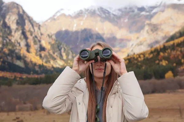 Woman Looking Binoculars Beautiful Mountains — Fotografia de Stock
