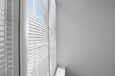 Odada yatay panjurları olan şık bir pencere