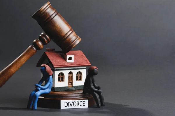 Word Divorce House Model Plasticine People Figures Wooden Gavel Dark — kuvapankkivalokuva