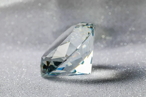 亮晶晶的背景上美丽夺目的钻石 珍贵的宝石 — 图库照片