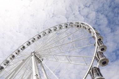 Güzel dönme dolap bulutlu gökyüzüne karşı, alçak açı