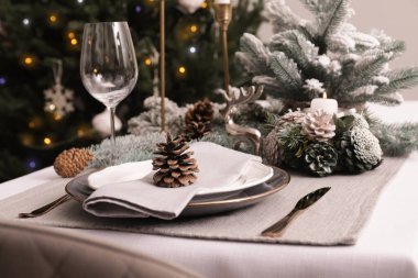 Beyaz masadaki Noel yemeği için çok güzel dekorlu lüks bir yer.