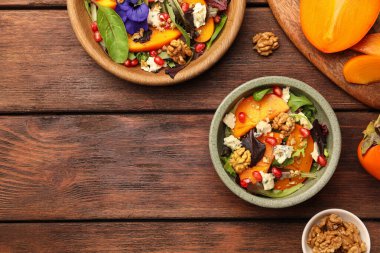 Tahta masada servis edilen peynirli ve nar aromalı nefis hurma salatası. Metin için boşluk