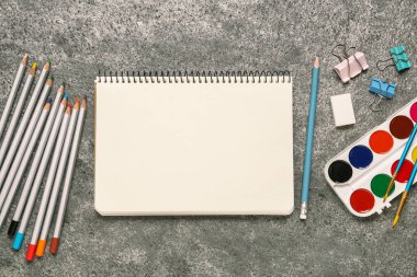 Düz kompozisyon ve gri taş masanın üzerinde boş çizim defteri vardı. Metin için boşluk