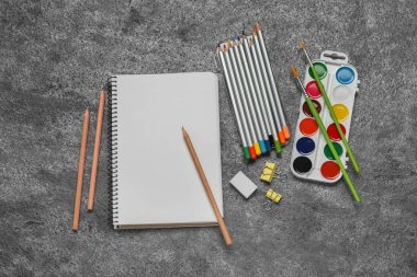 Düz kompozisyon ve gri taş masanın üzerinde boş çizim defteri vardı. Metin için boşluk