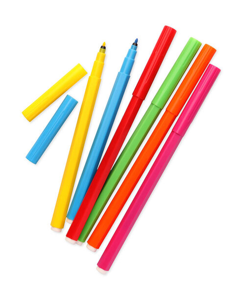 Многие яркие маркеры изолированы на белом, вид сверху