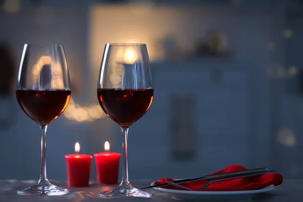 Romantic Table Setting Glasses Red Wine Burning Candles Blurred Lights — Stock Fotó
