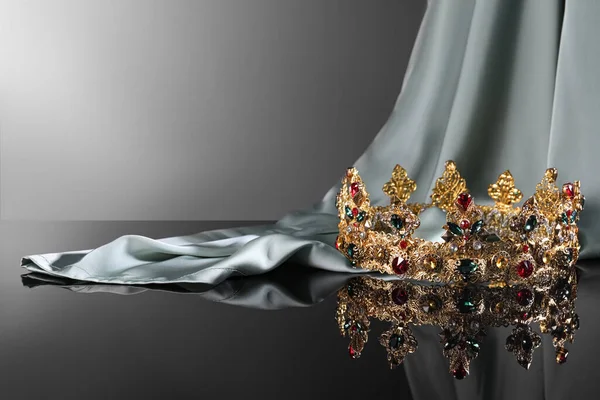 Beautiful Golden Crown Gems Light Cloth Dark Mirror Surface Space — стоковое фото