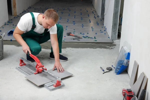 Worker Using Manual Tile Cutter Room — Stockfoto