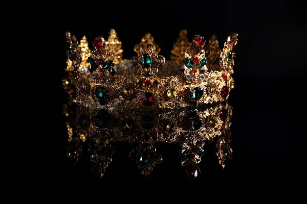 Beautiful Golden Crown Gems Dark Mirror Surface — Zdjęcie stockowe