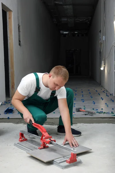 Worker Using Manual Tile Cutter Room — Stockfoto