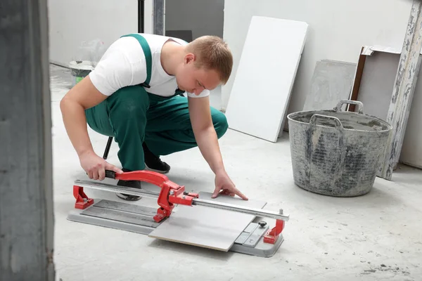 Worker Using Manual Tile Cutter Room — Fotografia de Stock