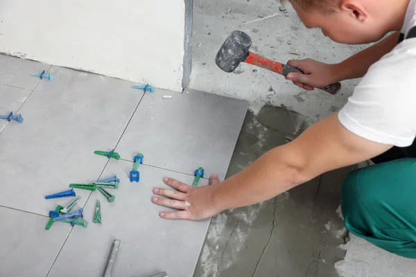 Arbetare Med Gummi Hummer Installera Plattor Inomhus Närbild — Stockfoto