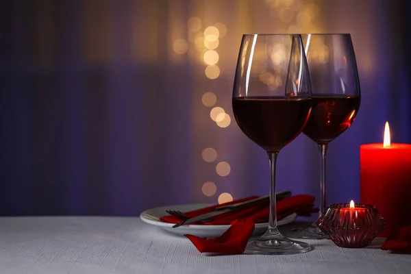 Romantic Table Setting Glasses Red Wine Burning Candles Blurred Lights — Stock Fotó