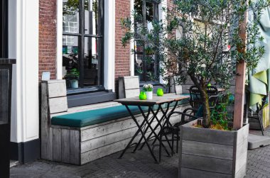 Açık teraslı modern kafe manzarası çok güzel.