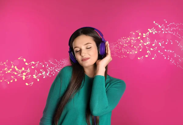 Beautiful Woman Listening Music Pink Background Music Notes Illustrations Flowing — Stockfoto