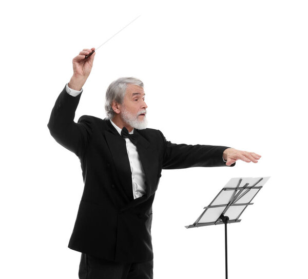 Профессиональный дирижер с дубинкой и подставкой для заметок на белом фоне