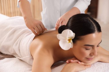 Genç bir kadın spa salonunda profesyonel masajdan hoşlanıyor.