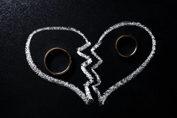Divorce Concept Wedding Rings Broken Heart Drawn Blackboard Flat Lay — Stock Photo, Image