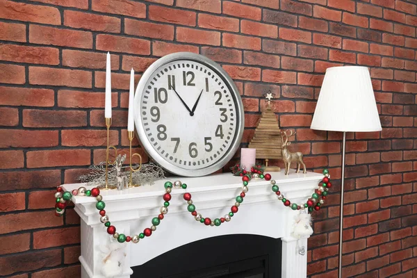 Moderní Krb Zdobený Vánocům Obývacím Pokoji — Stock fotografie