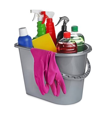 Beyaz arka planda gri kova ve birçok farklı araba yıkama ürünleri var.