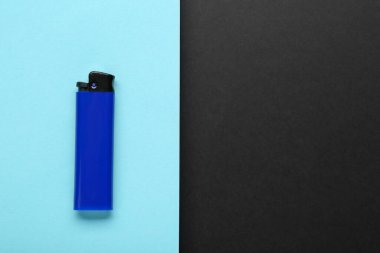 Renkli arka planda küçük cep çakmağı, üst görünüm. Metin için boşluk