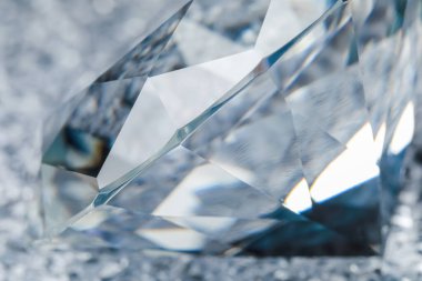 Parlak gümüş yüzeyde göz kamaştırıcı bir parlaklık, yakın plan.