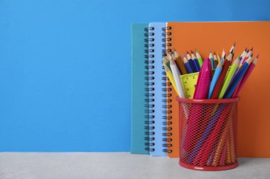 Masada açık mavi arkaplan ve metin için farklı okul kırtasiyesi var. Okula geri dön.