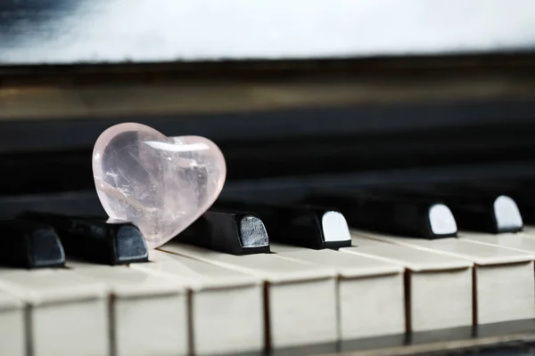 Красивий Камінь Формі Серця Клавішах Піаніно Крупним Планом Простір Тексту — стокове фото