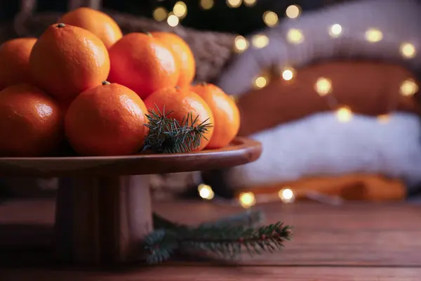 Auf Einem Holztisch Stehen Köstliche Reife Mandarinen Und Tannenzweige Raum — Stockfoto