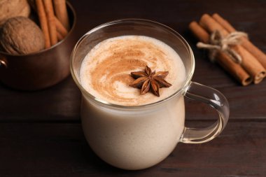 Ahşap masada baharatlı nefis eggnog.